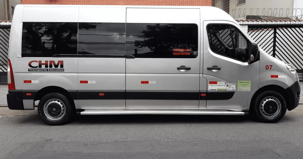 Van Executiva branca da CHM Transportes
