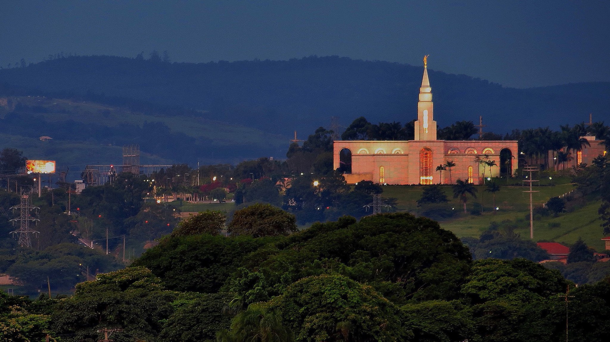 Templo de Campinas da Igreja de Jesus Cristo dos Santos dos Últimos Dias, com vista da cidade — City Tour CHM Transportes