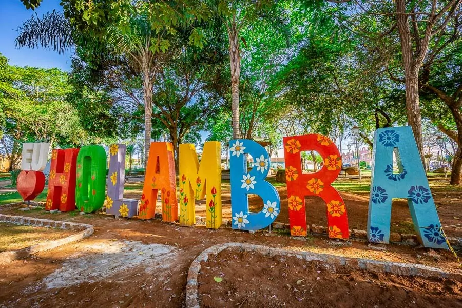 Letreiro “Eu Amo Holambra” em meio aos campos de flores — City Tour CHM Transportes