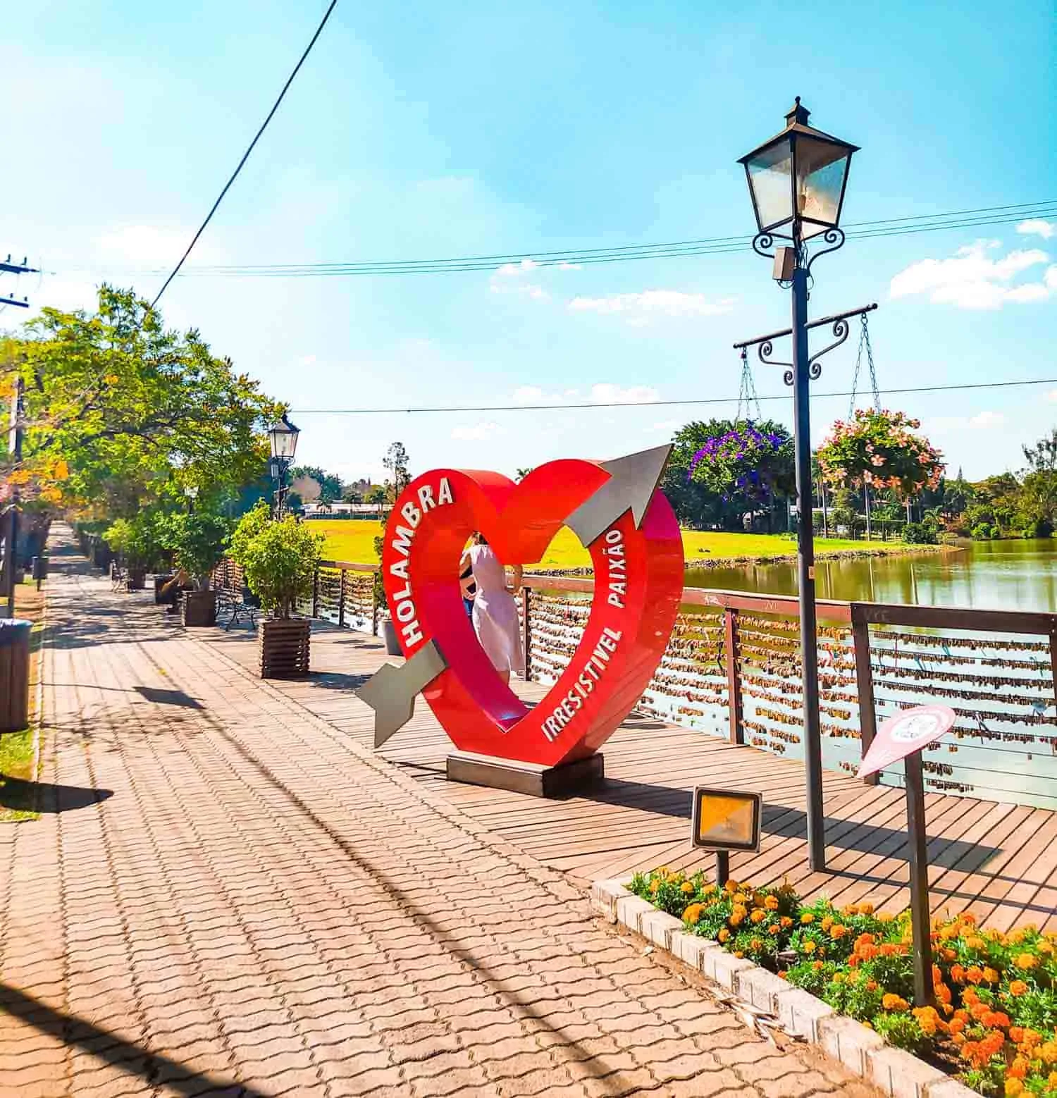 Deck do Amor, mirante em meio aos jardins de Holambra — City Tour CHM Transportes
