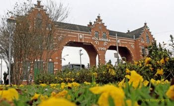 Portal de Holambra, marco de entrada da cidade das flores — City Tour CHM Transportes