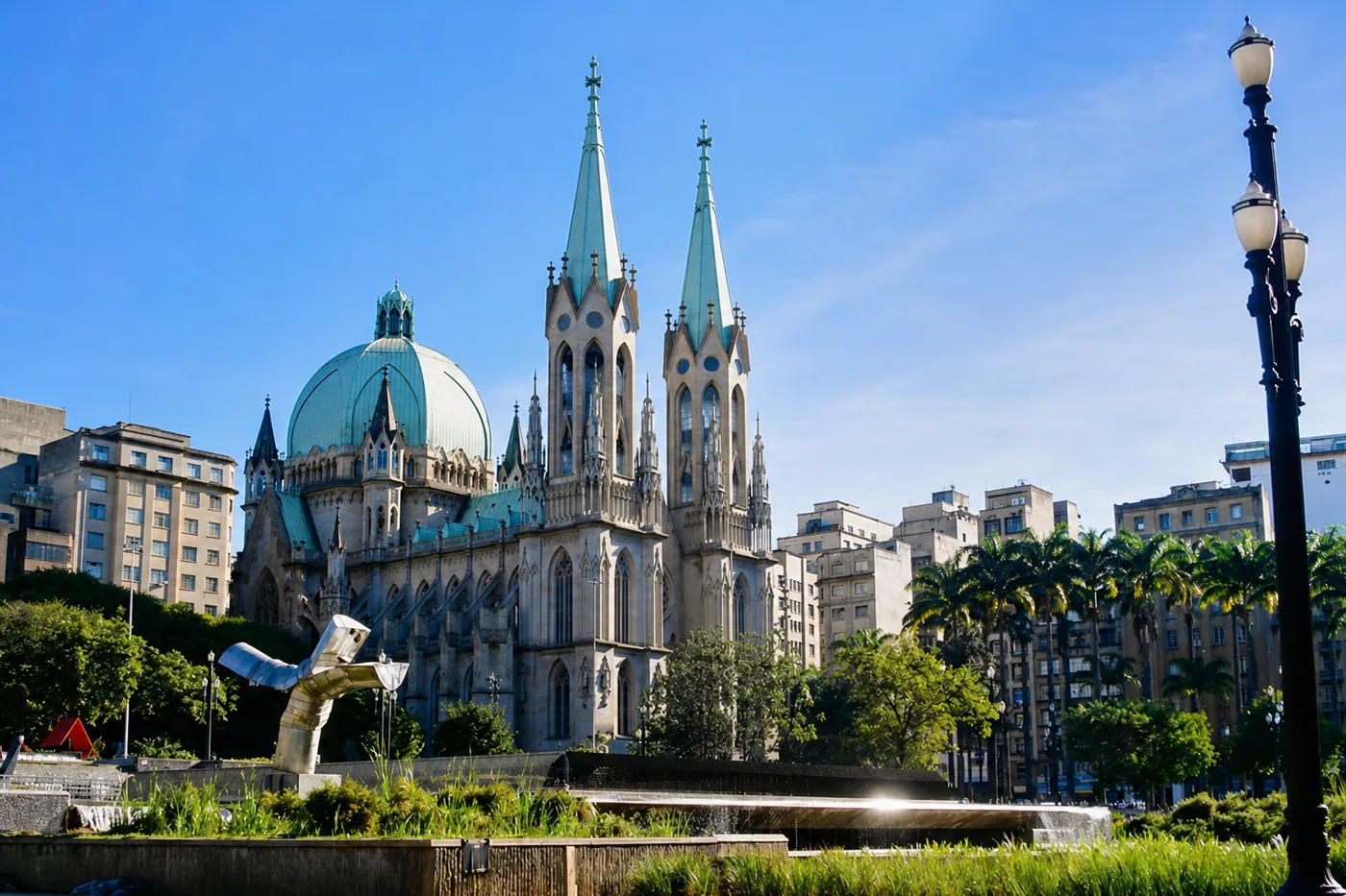 Catedral da Sé, em estilo neogótico, no marco zero de São Paulo — City Tour CHM Transportes