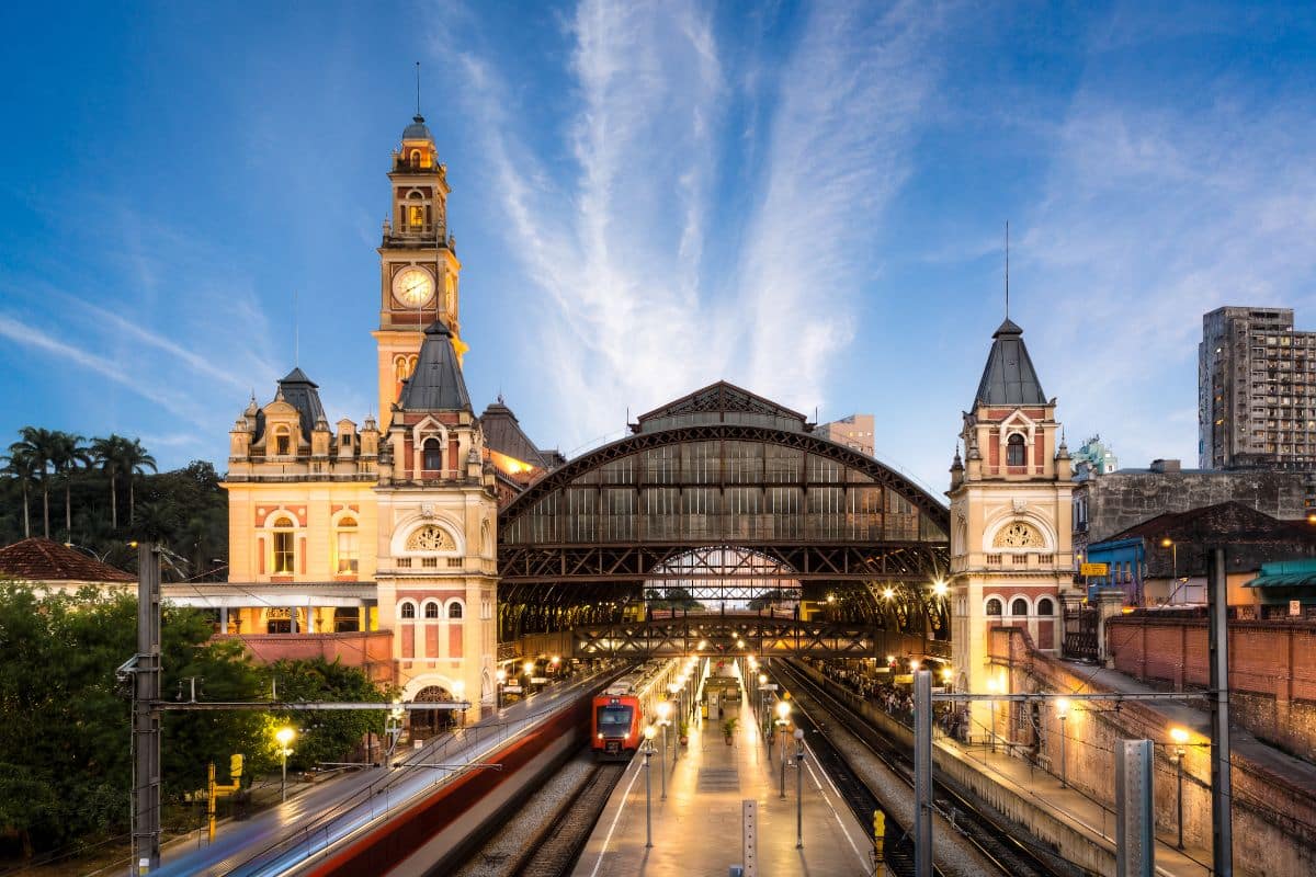 Estação da Luz, com sua arquitetura inglesa, em São Paulo — City Tour CHM Transportes