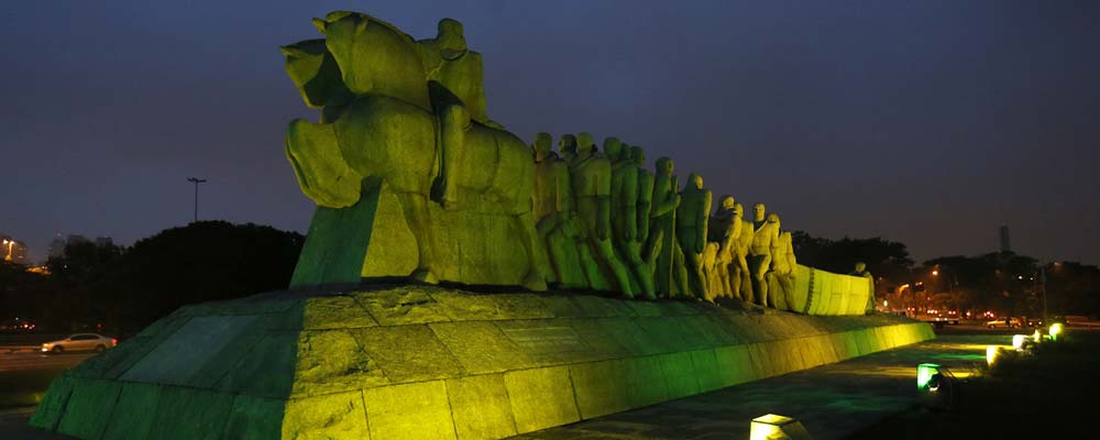 Monumento às Bandeiras, junto ao Parque Ibirapuera, em São Paulo — City Tour CHM Transportes