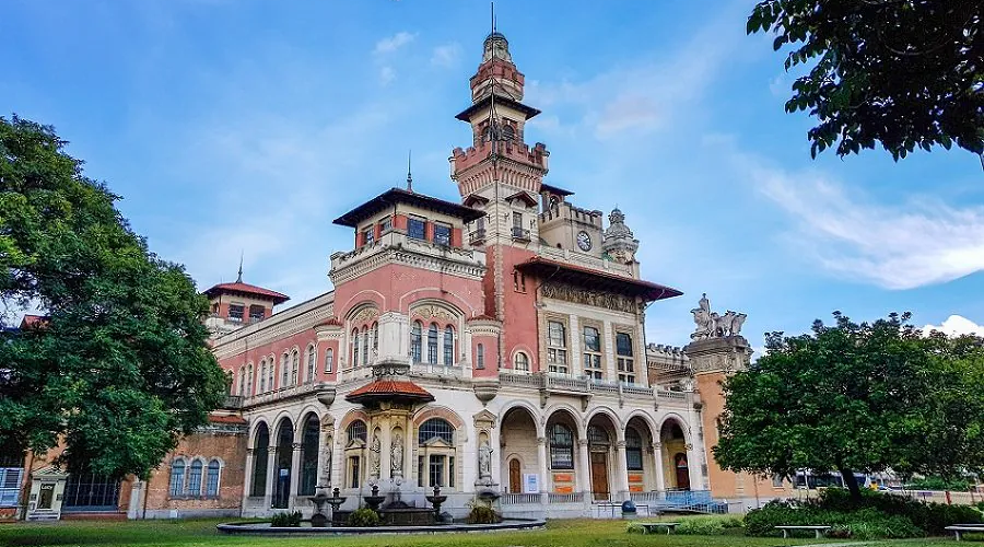 Museu Catavento Cultural, no Palácio das Indústrias, no Parque Dom Pedro II, em São Paulo — City Tour CHM Transportes