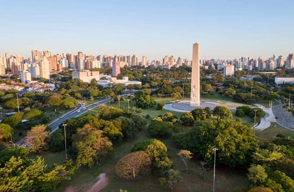 Parque Ibirapuera visto do alto, com o Obelisco de São Paulo — City Tour CHM Transportes