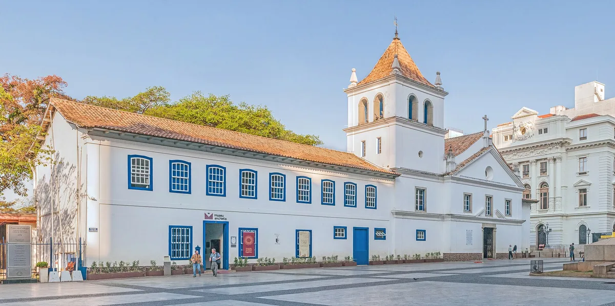 Pátio do Colégio, marco da fundação de São Paulo pelos jesuítas — City Tour CHM Transportes