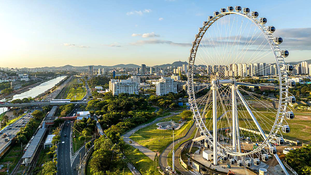 Roda Rico, maior roda-gigante da América Latina, junto ao Parque Villa-Lobos, em São Paulo — City Tour CHM Transportes