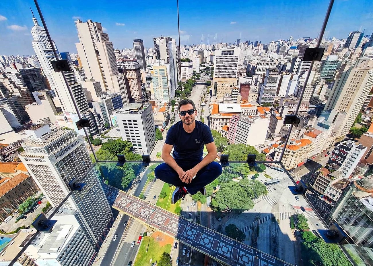 Sampa Sky, mirante com chão de vidro no Edifício Mirante do Vale, em São Paulo — City Tour CHM Transportes